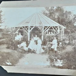 Fotografie pe carton, familie la foisor, inceput de secol XX