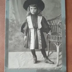 Fotografie pe carton, fetita cu palarie, sfarsit de secol XIX