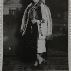 Fotografie, tanara in costum popular romanesc