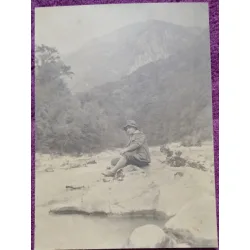 Fotografie, barbat pe malul uni parau, la munte, perioada interbelica