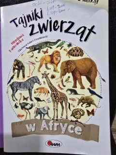 Tajniki zwierzat. W Africe. Zabaqy z kalka - Miroclawa Kwiecinska (Secretele animalelor. In Africa. Distractie cu hartia de calc - carte in limba poloneza)