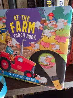 At the farm (La ferma - carte in limba engleza)