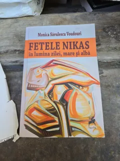 Fetele Nikas în lumina zilei, mare și albă - Monica Săvulescu Voudouri