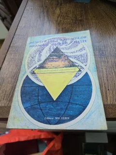 Descifrarea enigmelor piramidei luminii albe