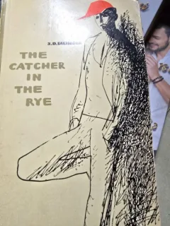J D SALINGER - THE CATCHER IN THE RYE {PENGUIN 1973220 PAG STARE BUNA}