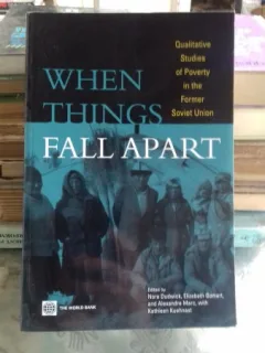 WHEN THINGS FALL APART - NORA DUDWICK  (CAND LUCRURILE SE IMPOTMOLESC. STUDIU CALITATIV AL SARACIEI IN FOSTA UNIUNE SOVIETICA)