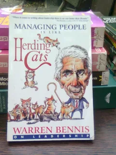 Managing people is like herding cats - Warren Bennis  (Gestionarea oamenilor este ca dresajul pisicilor)