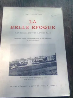 LA BELLE EPOQUE. AUX TEMPS HEUREUX D AVANT 1914 - AUGUSTE HUGUENIN  (CARTE IN LIMBA FRANCEZA)