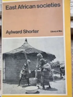 EAST AFRICAN SOCIETIES - AYLWARD SHORTER  (CARTE IN LIMBA ENGLEZA)