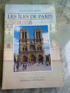 LES ILES DE PARIS - FRANCOISE COLIN BERTIN  (CARTE IN LIMBA FRANCEZA)