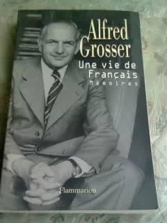 UNE VIE DE FRANCAIS. MEMOIRES - ALFRED GROSSER  (CARTE IN LIMBA FRANCEZA)