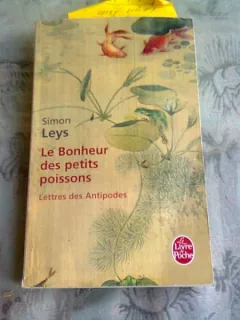 LE BONHEURDES PETITS POISSONS - SIMON LEYS  (CARTE IN LIMBA FRANCEZA)