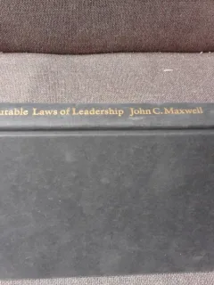 THE 21 IRREFUTABLE LAWS OF LEADERSHIP - JOHN C. MAXWELL  (CARTE IN LIMBA ENGLEZA)