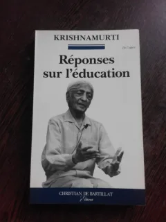 REPONSES SUR L EDUCATION - KRISHNAMURTI   (CARTE IN LIMBA FRANCEZA)