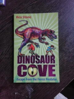 DINOSAUR COVE, ESCAPE FROM THE FIERCE PREDATOR - REX STONE  (CARTE PENTRU COPII, IN LIMBA ENGLEZA)
