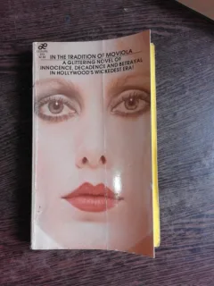 IN THE TRADITION OF MOVIOLA, A GLITTERING NOVEL OF INNOCENCE, DECADENCE, AND BETRAYAL IN HOLLYWOOD'S WICKEDET ERA!  (CARTE IN LIMBA ENGLEZA)