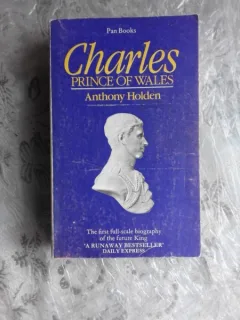 CHARLES, PRINCE OF WALES - ANTHONY HOLDEN  (CARTE IN LIMBA ENGLEZA)