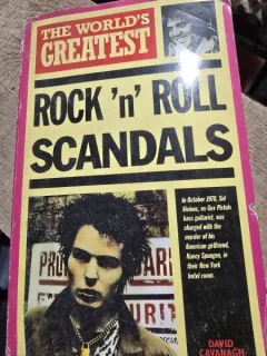 ROCK AND ROLL SCANDALS - DAVID CAVANAGH  (CARTE IN LIMBA ENGLEZA)