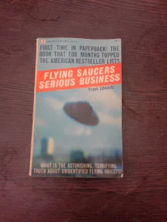 Flying saucers, serious business - Frank Edwards  (carte in limba engleza)
