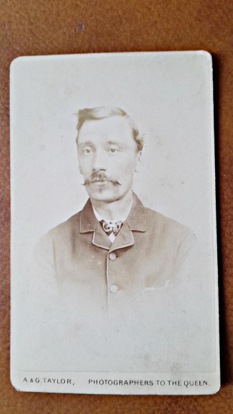 Fotografie tip CDV, barbat cu mustata, perioada interbelica