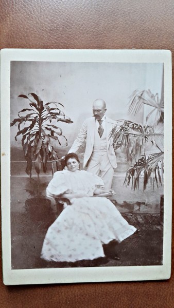 Fotografie pe carton, femeie si barbat, perioada interbelica