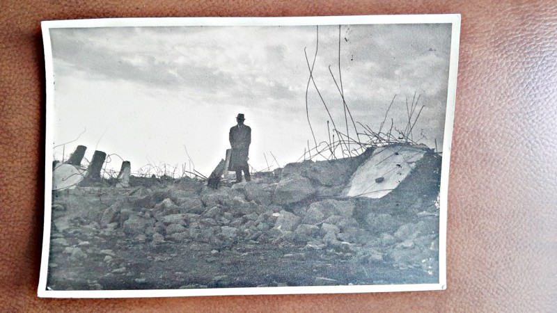 Fotografie, barbat printre ruine