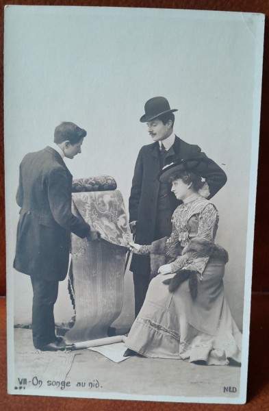 Fotografie tip carte postala, femeie cu doi barbati, perioada interbelica