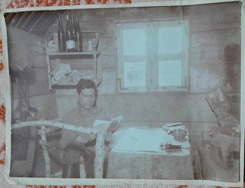 Fotografie, militar citind, in cazarma, perioada razboiului