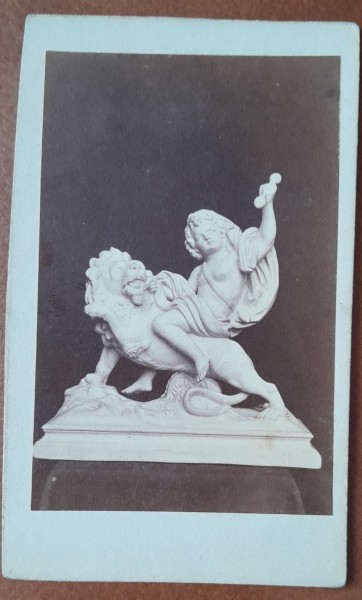 Fotografie tip CDV, sculptura Cupidon pe Leu