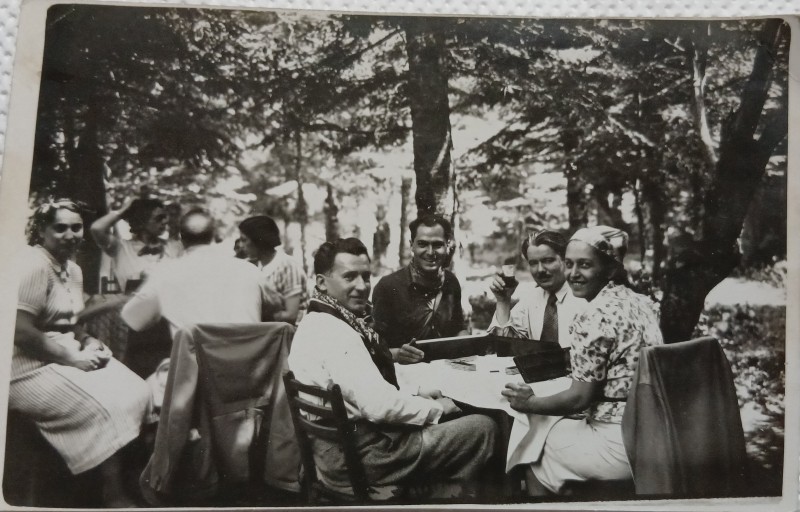 Fotografie tip Carte Postala, Grup de prieteni la terasa, 1938