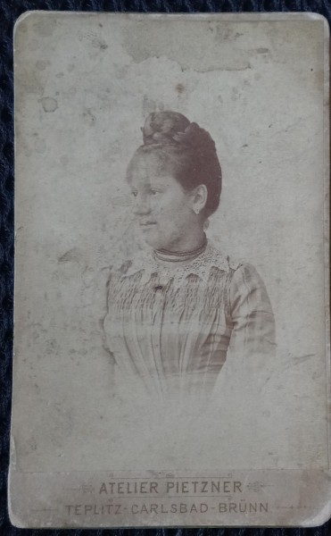 Fotografie tip CDV, Tanara cu coc si guler din dantela, 1900