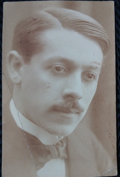 Fotografie tip Carte Postala, Portret de barbat cu mustata, perioada interbelica