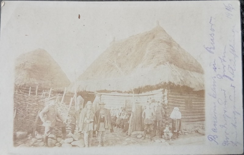 Carte postala, Militari si tarani intr-un sat din Brasov, 1916