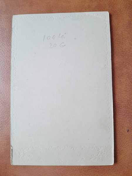 Fotografie sot si sotie, pe carton, sfarsit de secol XIX