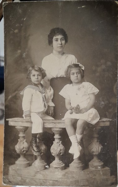 Fotografie tip carte postala, necirculata, femeie cu doi copii, perioada interbelica