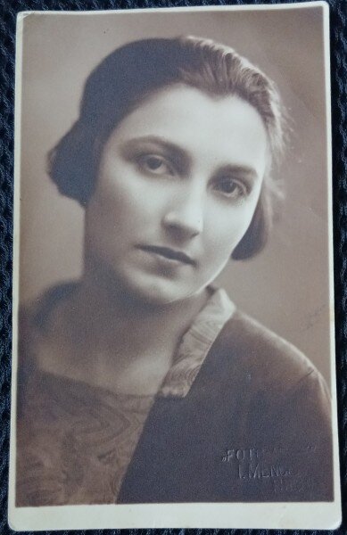 Fotografie tip Carte Postala, Tanara cu parul strans, perioada interbelica