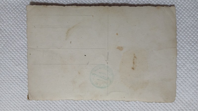 Fotografie tip Carte postala, Tanara cu un buchet de flori, perioada interbelica