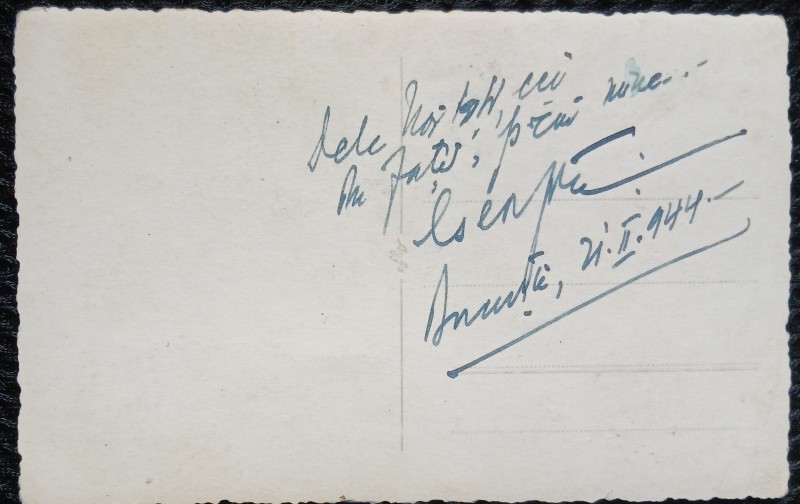 Fotografie tip Carte Postala, Trei femei, un barbat si un copil, 1944