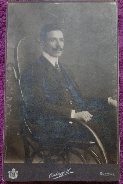 Fotografie tip CDV, barbat cu mustata, stand pe scaun, inceput de secol XX