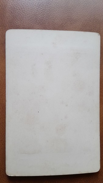 Fotografie  pe carton, doi prieteni aprinzand tigari, inceput de secol XX