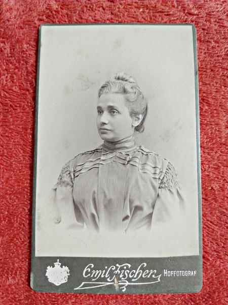 Fotografie tip CDV, femeie cu coc, inceput de secol XX