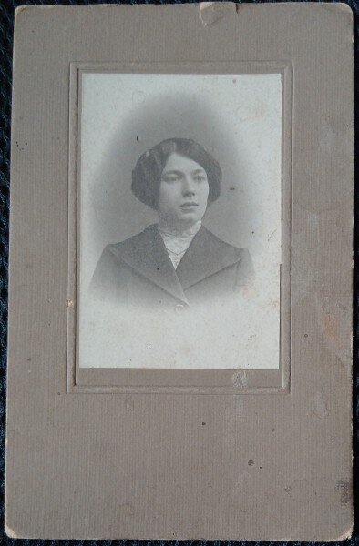 Fotografie tip CDV, Femeie cu parul strans, perioada interbelica