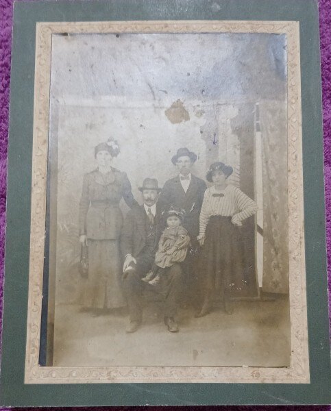 Fotografie tip CDV, grup de femei, barbati si copil, 1920