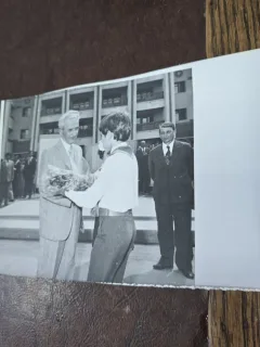 Nicolae Ceausescu in vizita la scoala , fotografie alb/negru