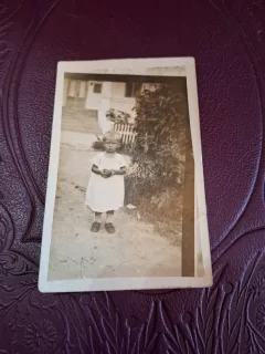 fotografie tip carte postala, copil pe alee, alb negru - 1929