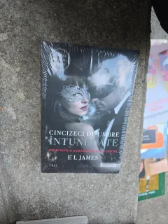 Cincizeci de umbre întunecate - E L James