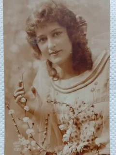 Carte postala, Tanara cu flori de primavara, 1929