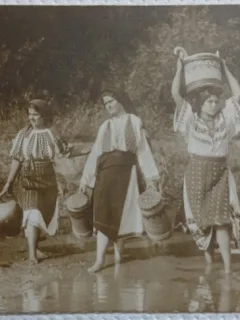 Carte postala, Trei tinere in costume populare romanesti, carand apa, perioada interbelica