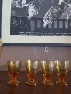Flacon de bauturi fine cu dop de argint marcat, impreuna cu 5 pahare, cristal galben, perioada interbelica