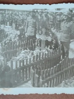 Fotograf, grup de militari la inmormantarea unui camarad, al doilea razboi mondial